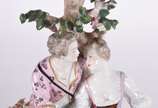 Meissen (1708),  - Grupo escultórico de porcelana alemã de Meissen representando casal de camponeses com ovelha, marca na base. Pequenas partes faltando como um dos pés,