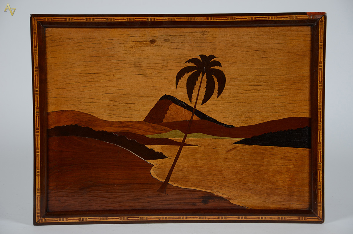 Bandeja em madeira marchetada com paisagem medindo: 54 x 39 cm