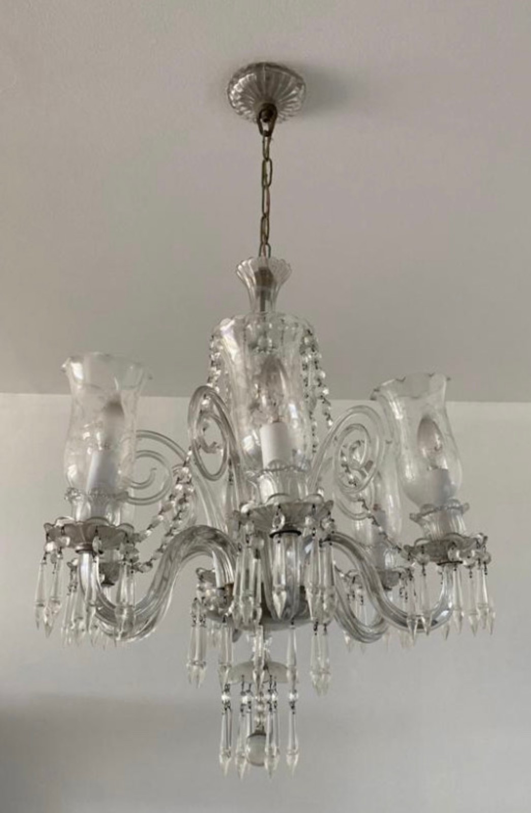 Lustre de cristal com 6 braços, pingentes lapidados. - foto 2 de 3