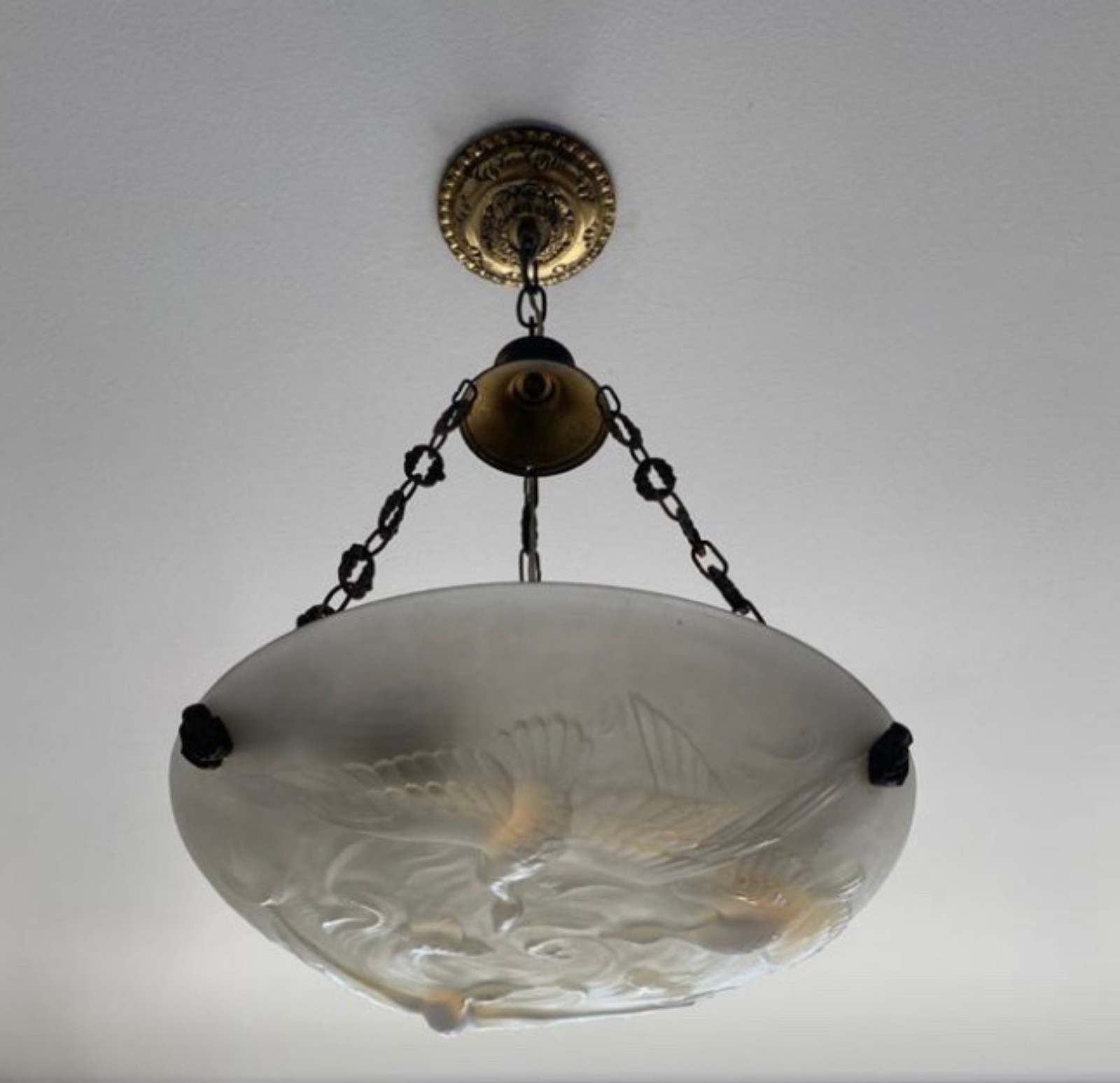 Lustre plafonier de cristal frances "satiné" com figuras de pássaros... - foto 2 de 7