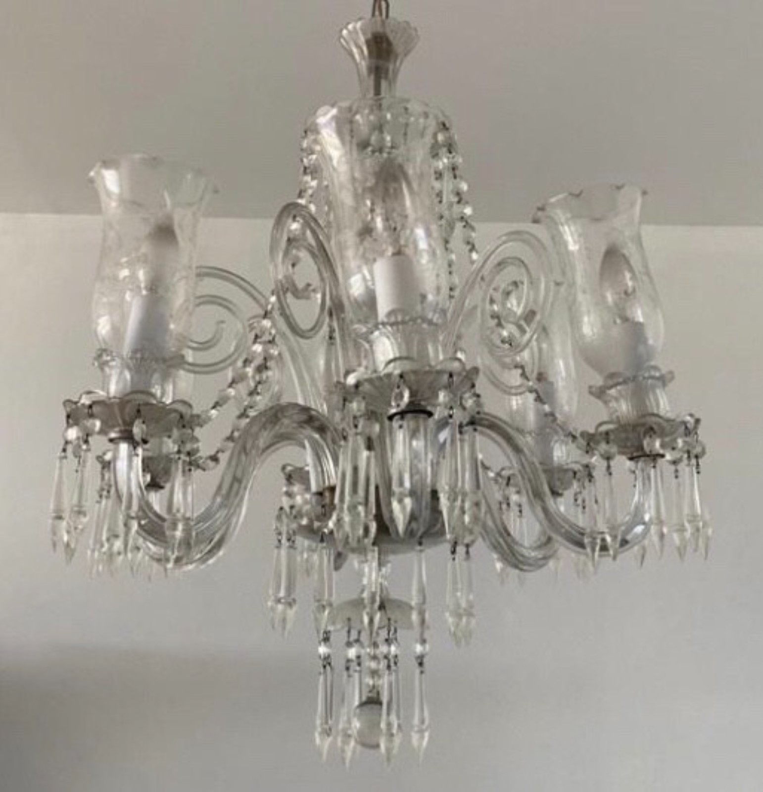 Lustre de cristal com 6 braços, pingentes lapidados. - foto 1 de 3