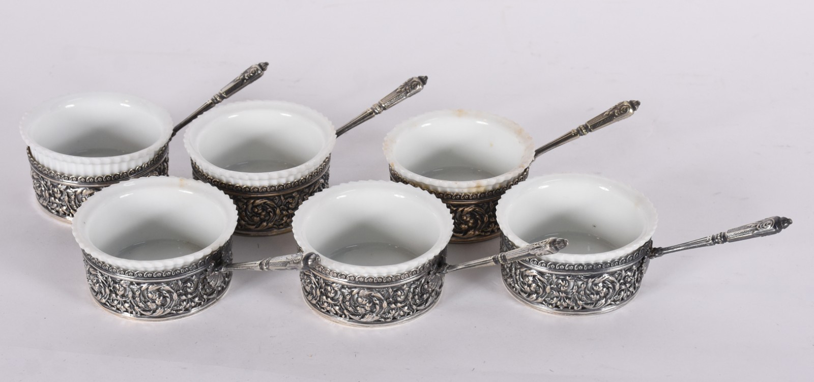 Seis bowls para molho de porcelana branca com bases de metal prateado... - foto 1 de 4