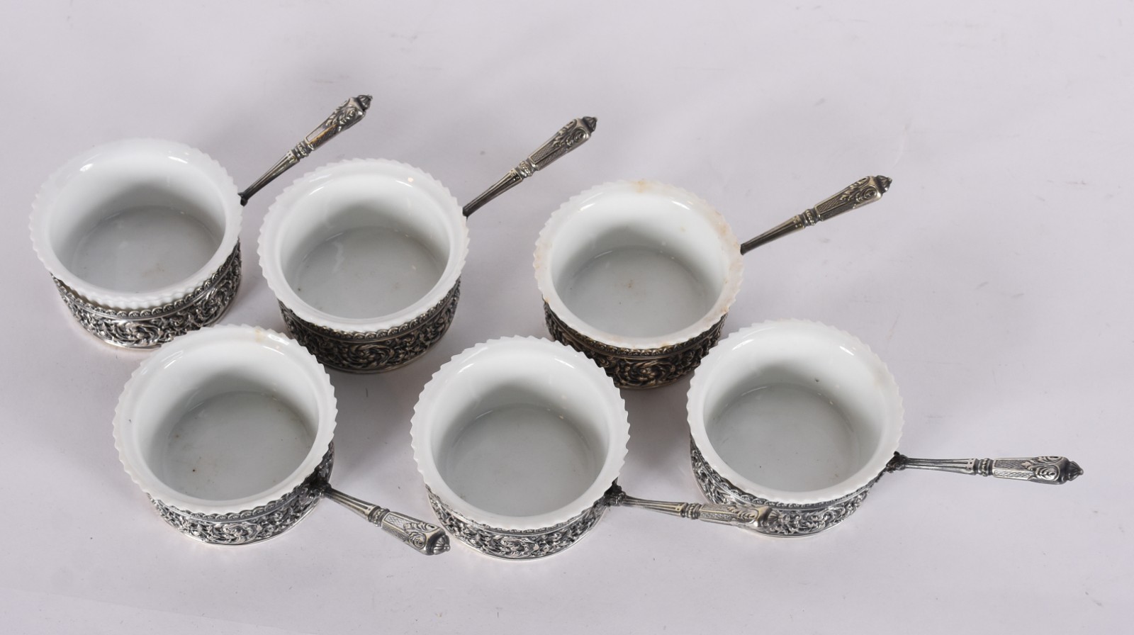 Seis bowls para molho de porcelana branca com bases de metal prateado... - foto 2 de 4