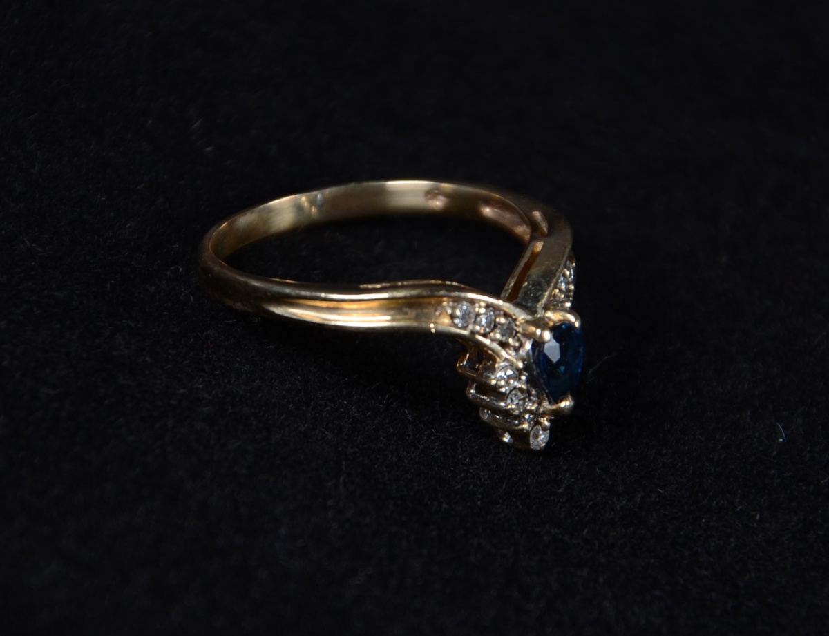 Anel em ouro 18 k, 1 safira e brilhante. Peso Total: 3,4 g - foto 1 de 2