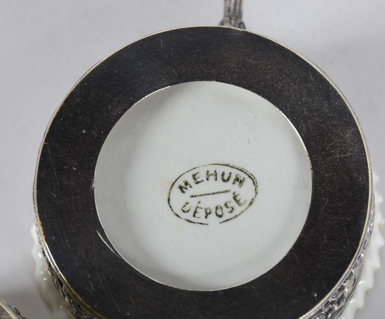 Seis bowls para molho de porcelana branca com bases de metal prateado... - foto 3 de 4