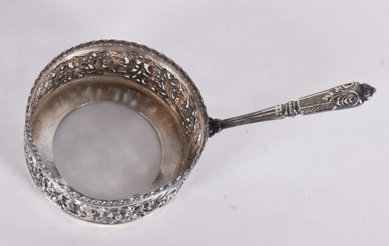 Seis bowls para molho de porcelana branca com bases de metal prateado... - foto 4 de 4