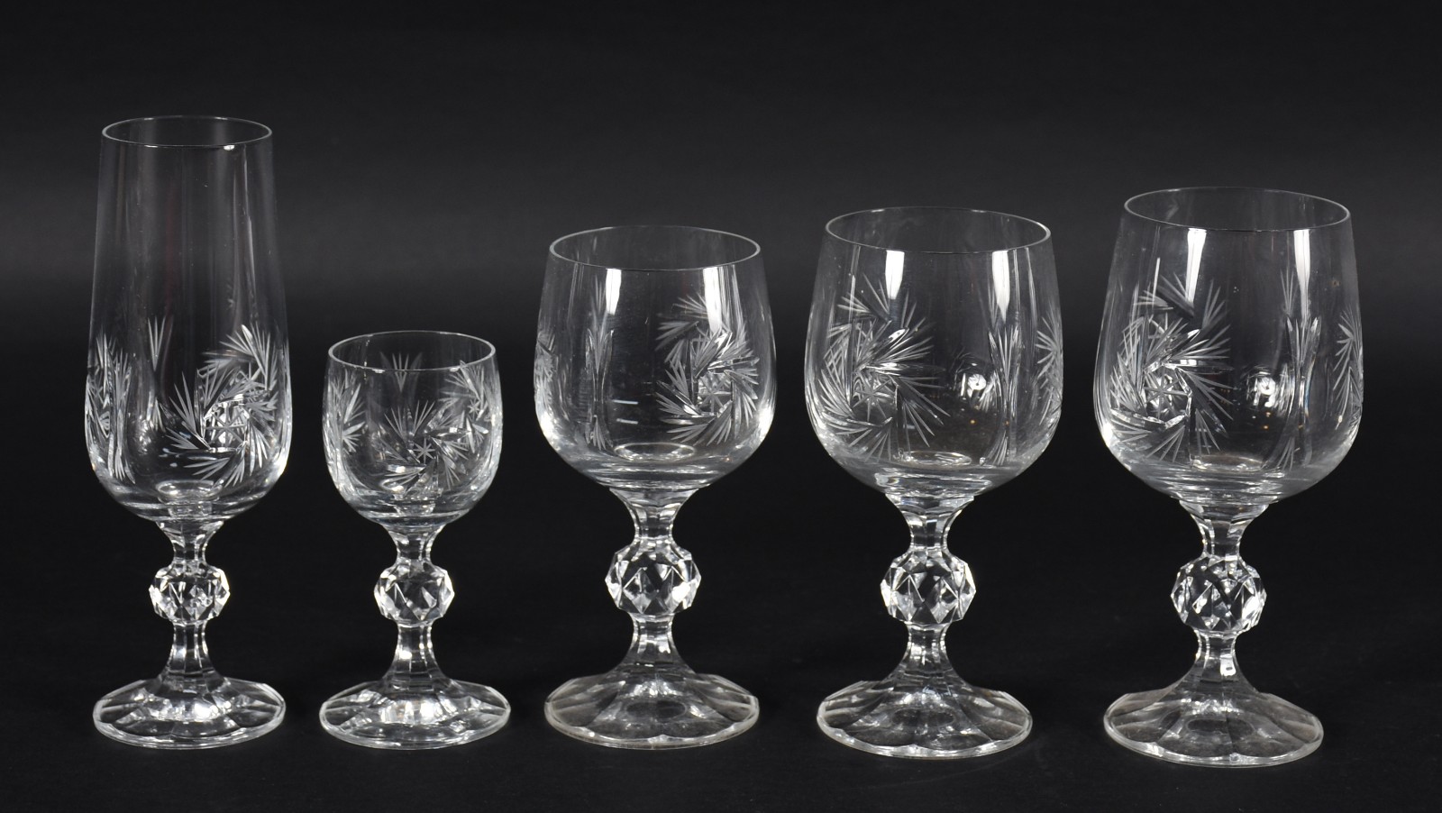 Serviço em demi cristal composto: 12 flutes para champagne, 12... - foto 1 de 3