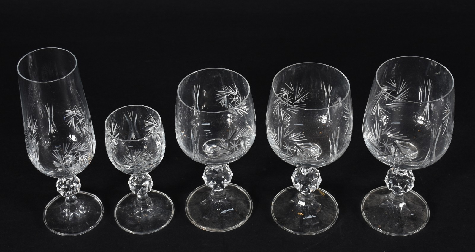 Serviço em demi cristal composto: 12 flutes para champagne, 12... - foto 2 de 3