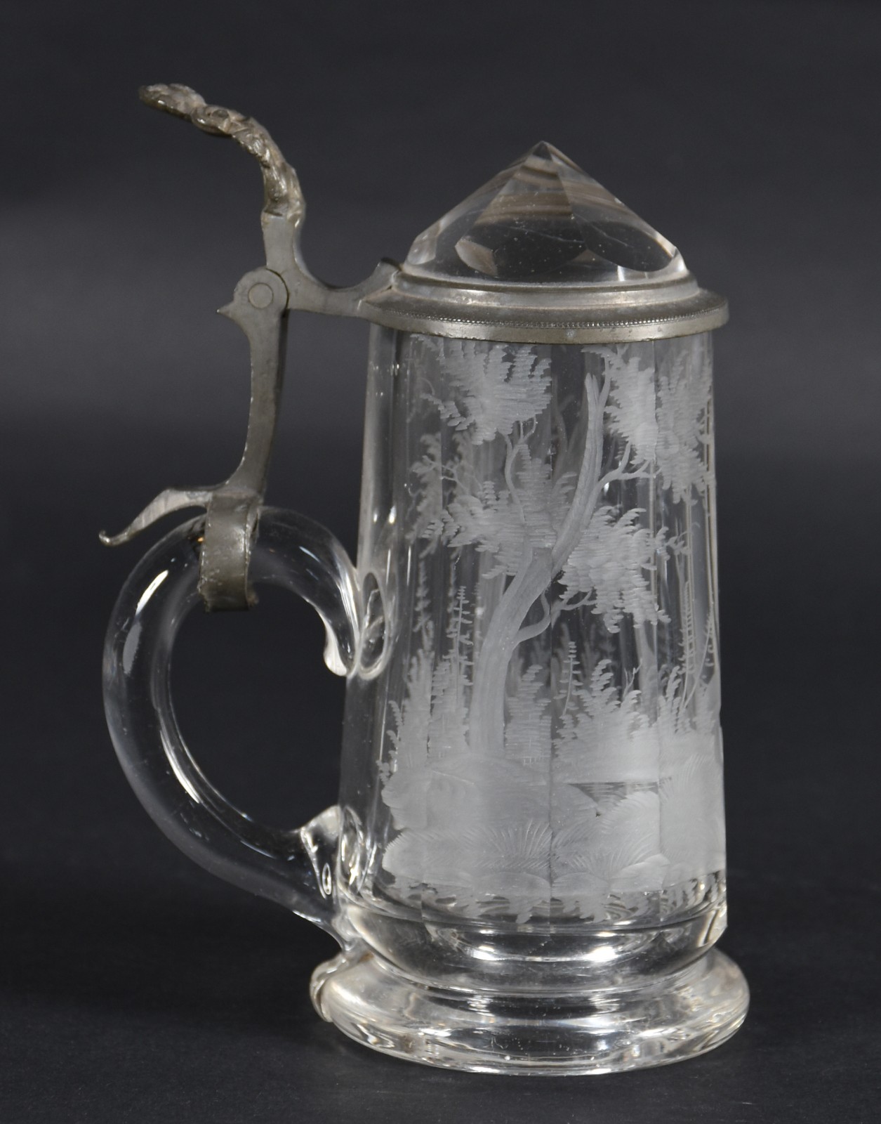Tankard de cristal com paisagem lavrada e tampa de pewter. - foto 1 de 5