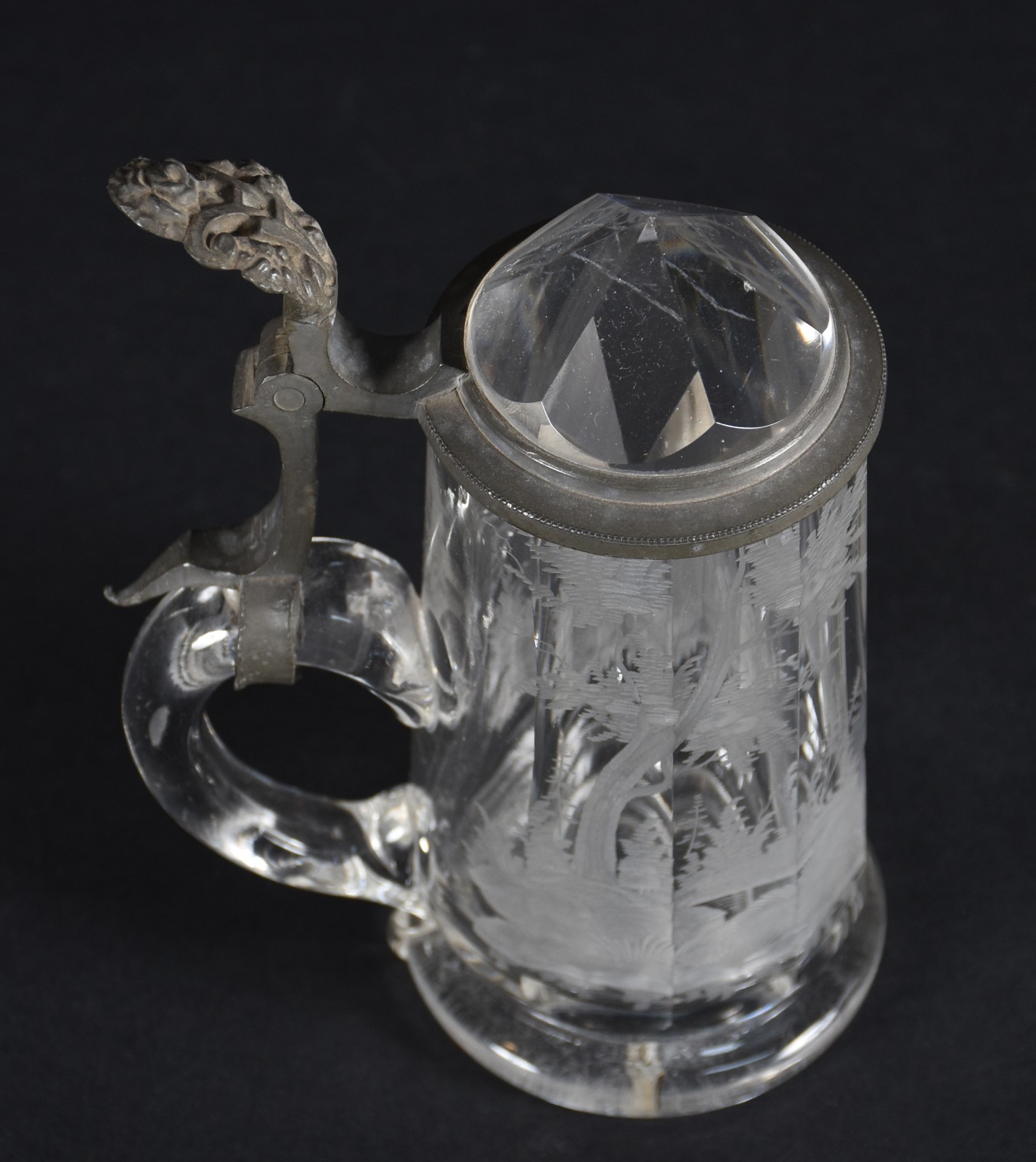 Tankard de cristal com paisagem lavrada e tampa de pewter. - foto 2 de 5
