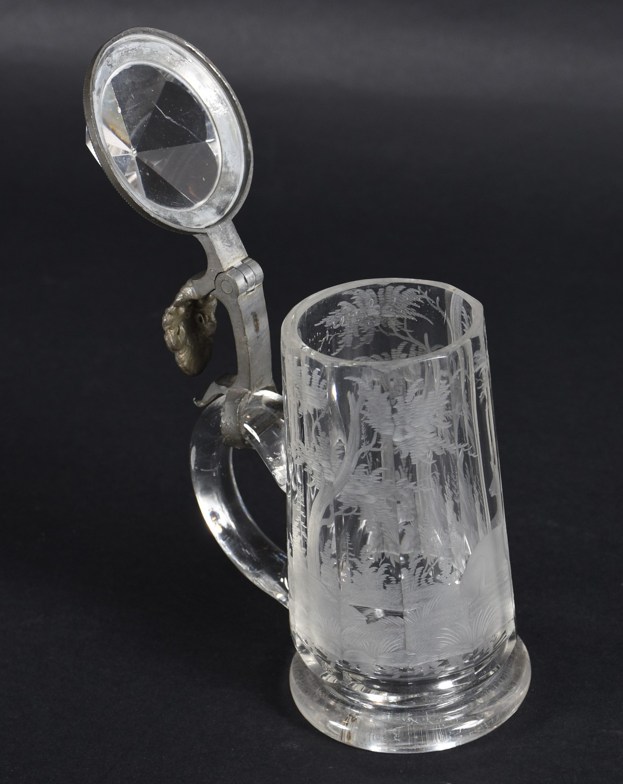 Tankard de cristal com paisagem lavrada e tampa de pewter. - foto 3 de 5