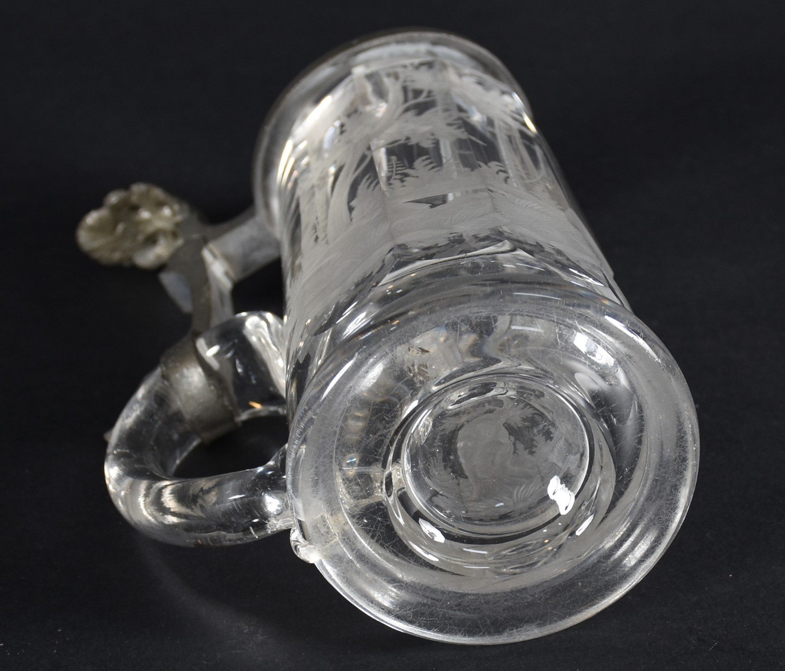 Tankard de cristal com paisagem lavrada e tampa de pewter. - foto 4 de 5