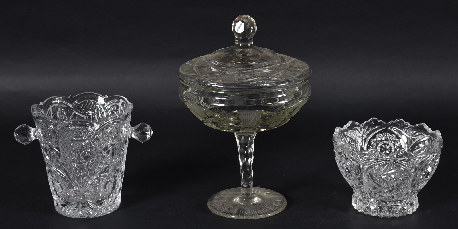 Três peças de cristal diversas, sendo compoteira, bowl e balde de... - foto 1 de 3