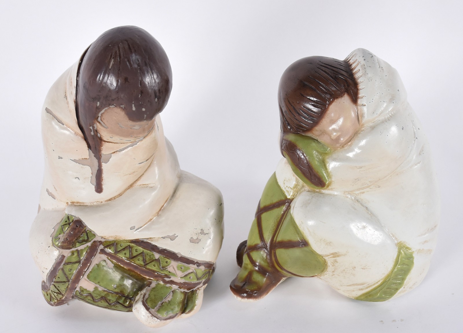 Par de esculturas de estuque policromada representando índias. - foto 1 de 4