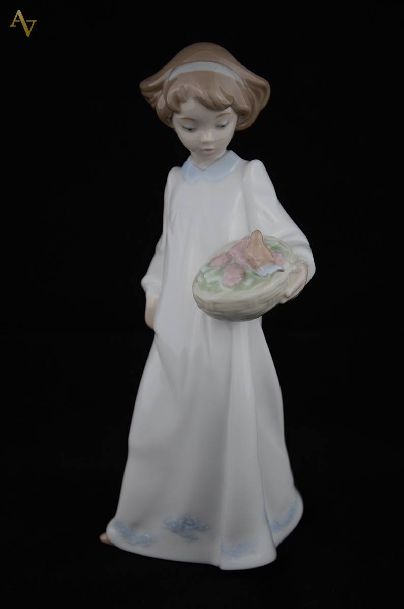 NAO - Escultura em porcelana européia representando menina com... - foto 1 de 2