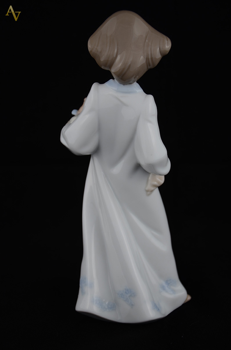 NAO - Escultura em porcelana européia representando menina com... - foto 2 de 2