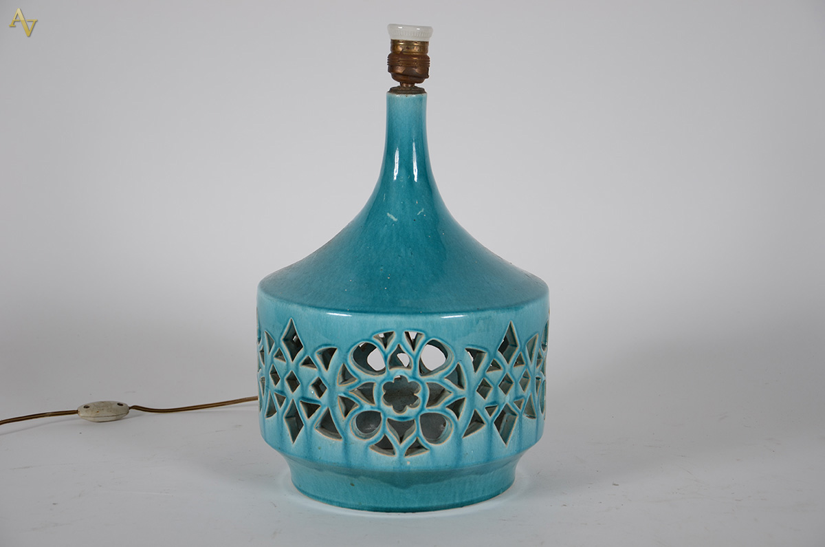 Luminária em faiança vazada na cor azul. Altura: 43 cm