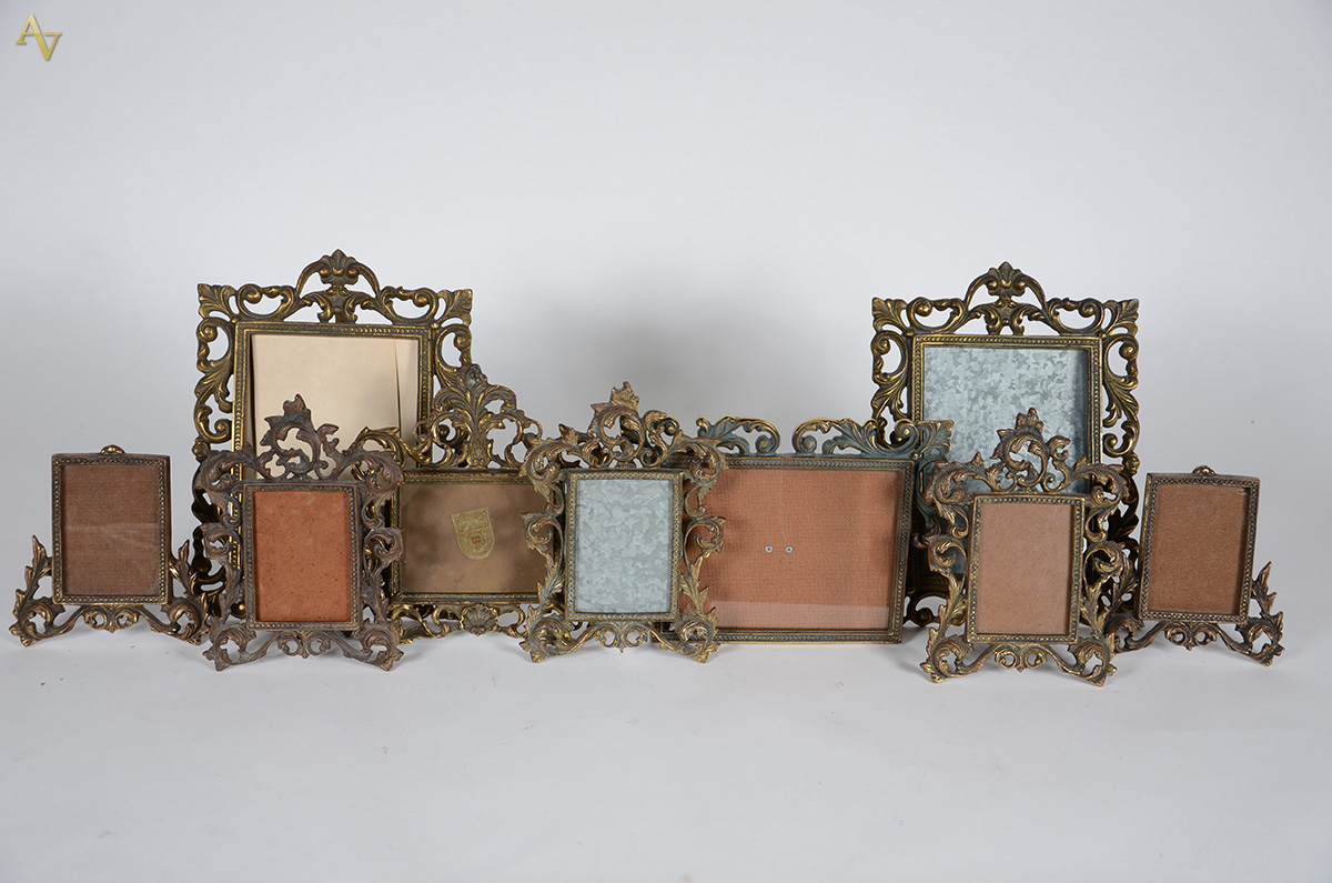 Conjunto com nove porta retratos diversos em bronze