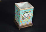 Cachepot em porcelana chinesa - 1920. Medidas: ... - Cachepot em porcelana chinesa - 1920. Medidas: 16 x 16 cm. Altura: 20 cm