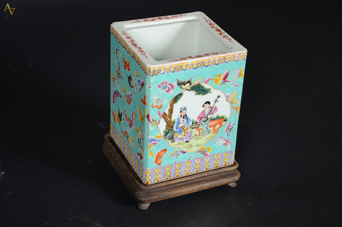Cachepot em porcelana chinesa - 1920. Medidas: 16 x 16 cm. Altura: 20... - foto 1 de 2