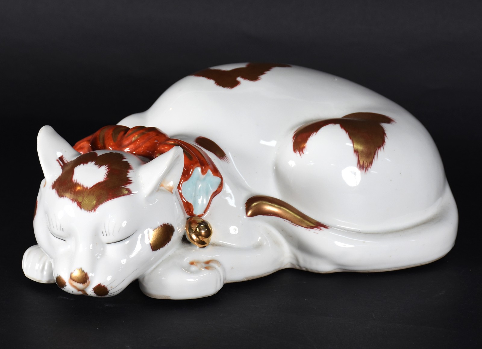Escultura de porcelana policromada com realces dourados representando... - foto 1 de 5