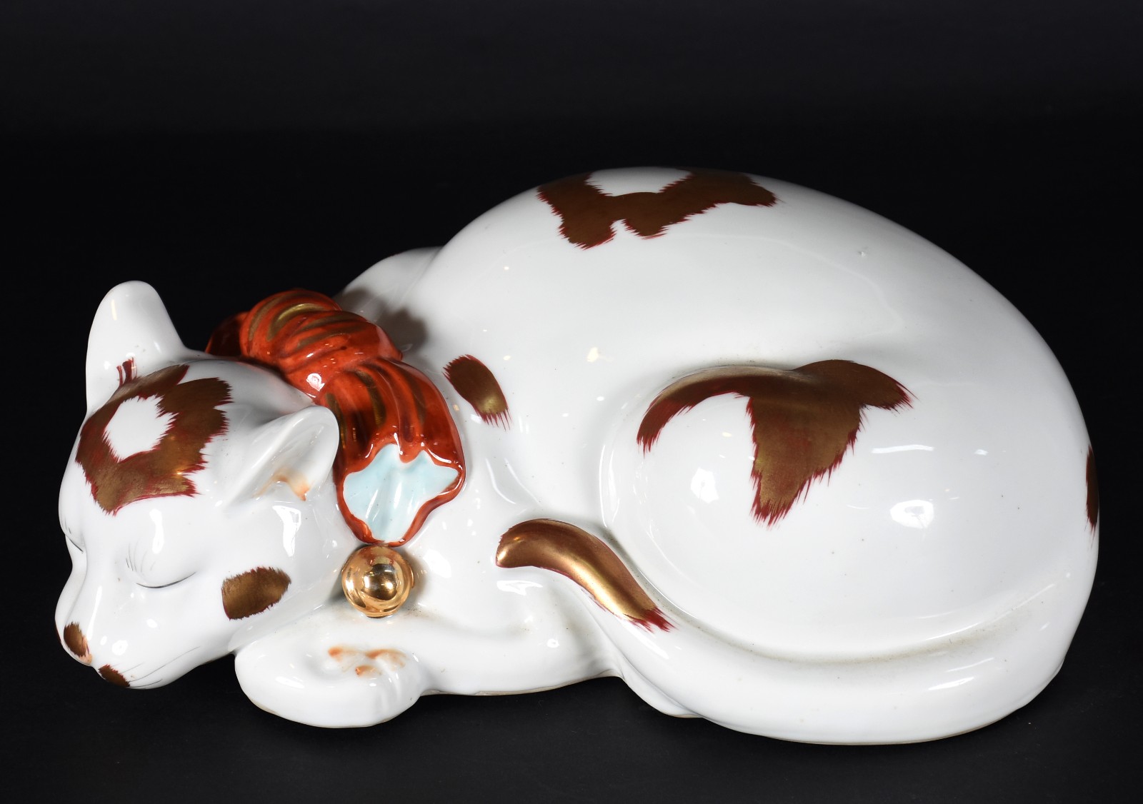 Escultura de porcelana policromada com realces dourados representando... - foto 2 de 5
