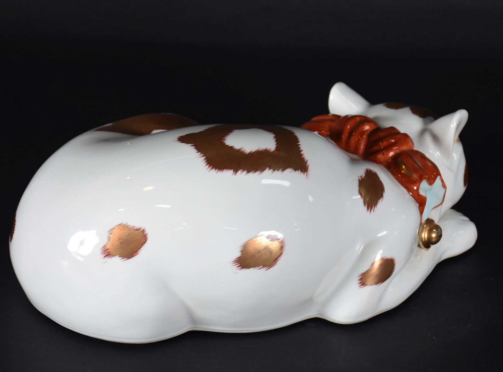 Escultura de porcelana policromada com realces dourados representando... - foto 4 de 5