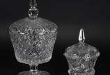 Duas compoteiras de cristal lapidado ( a maior ... - Duas compoteiras de cristal lapidado ( a maior com a pega lascada).
