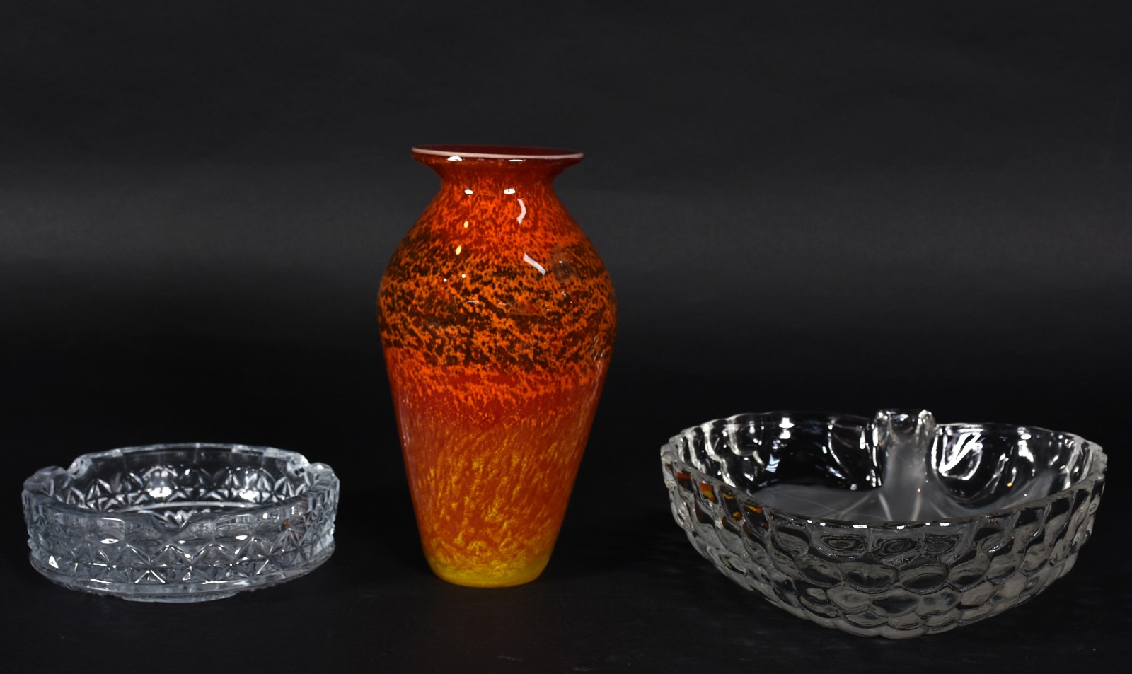 Três peças de vidro, sendo: vaso vermelho, bowl cacho de uva e... - foto 1 de 4