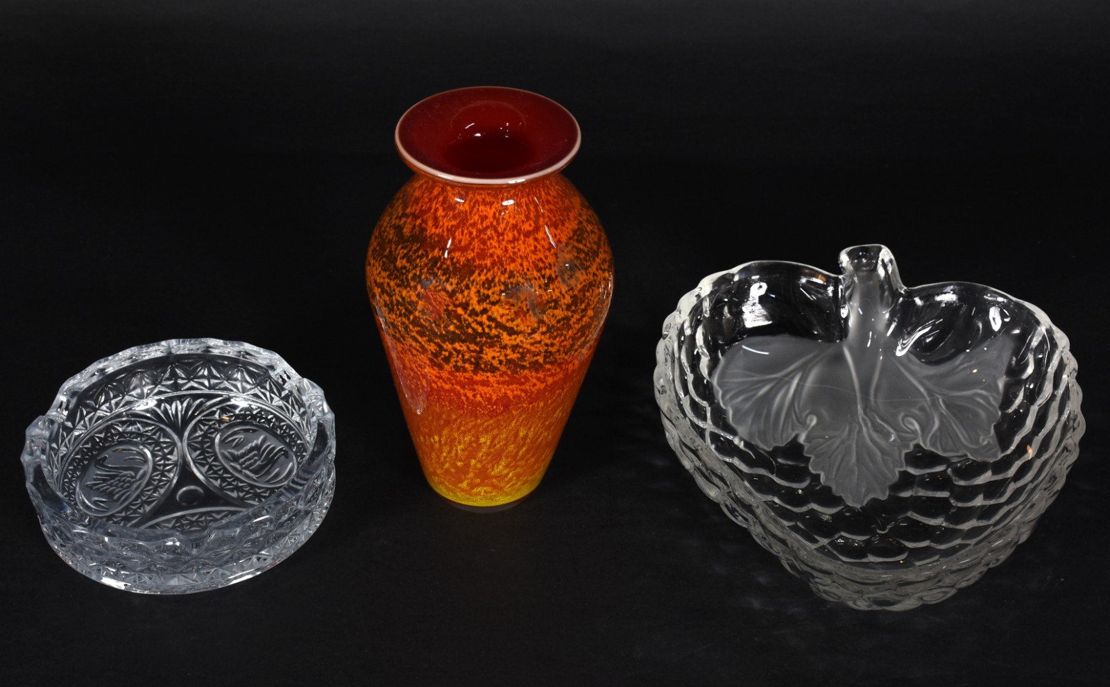 Três peças de vidro, sendo: vaso vermelho, bowl cacho de uva e... - foto 2 de 4