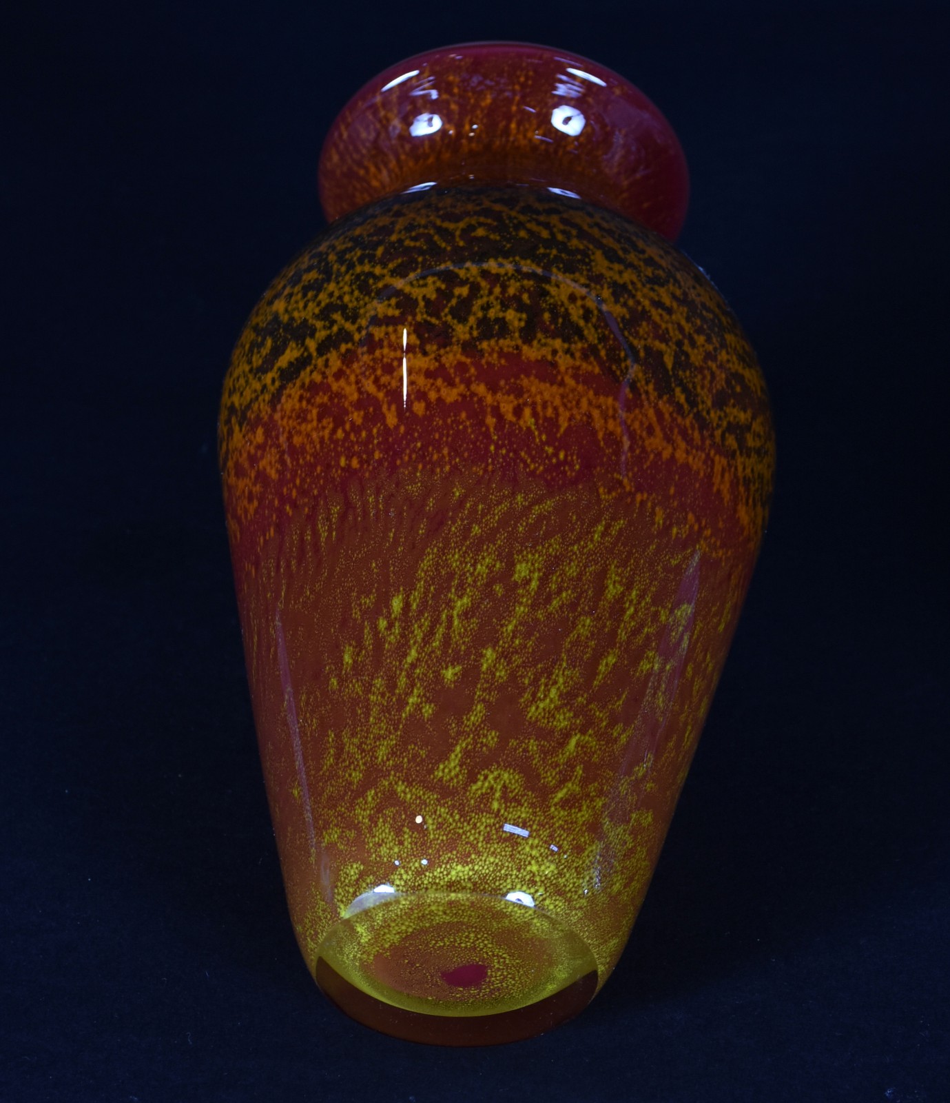 Três peças de vidro, sendo: vaso vermelho, bowl cacho de uva e... - foto 4 de 4