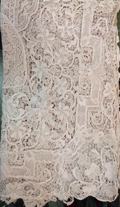 Toalha de mesa de renda italiana. Medidas 1,50 x 2,46 m (pequenas...