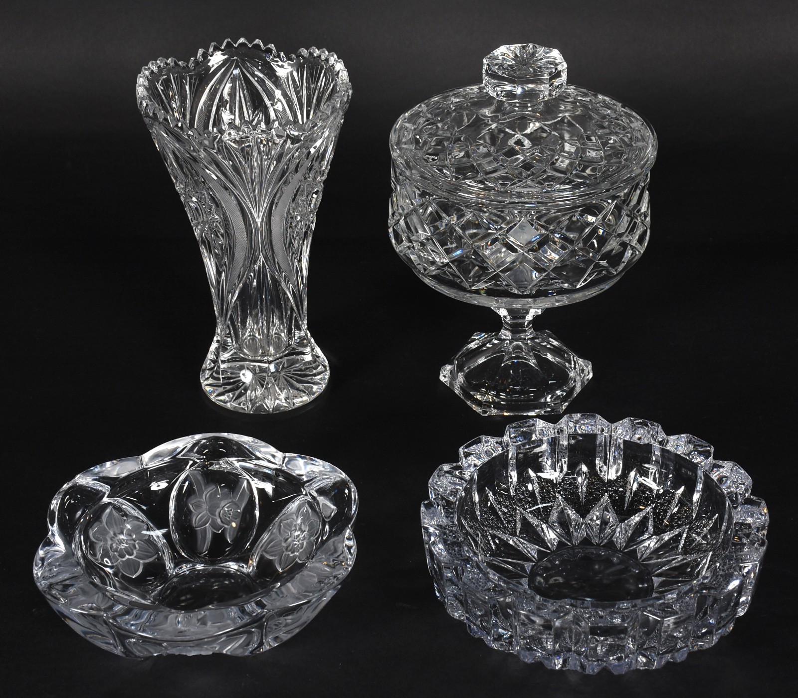 Quatro peças de cristal e vidro lapidado , sendo: vaso, compoteira e... - foto 1 de 6