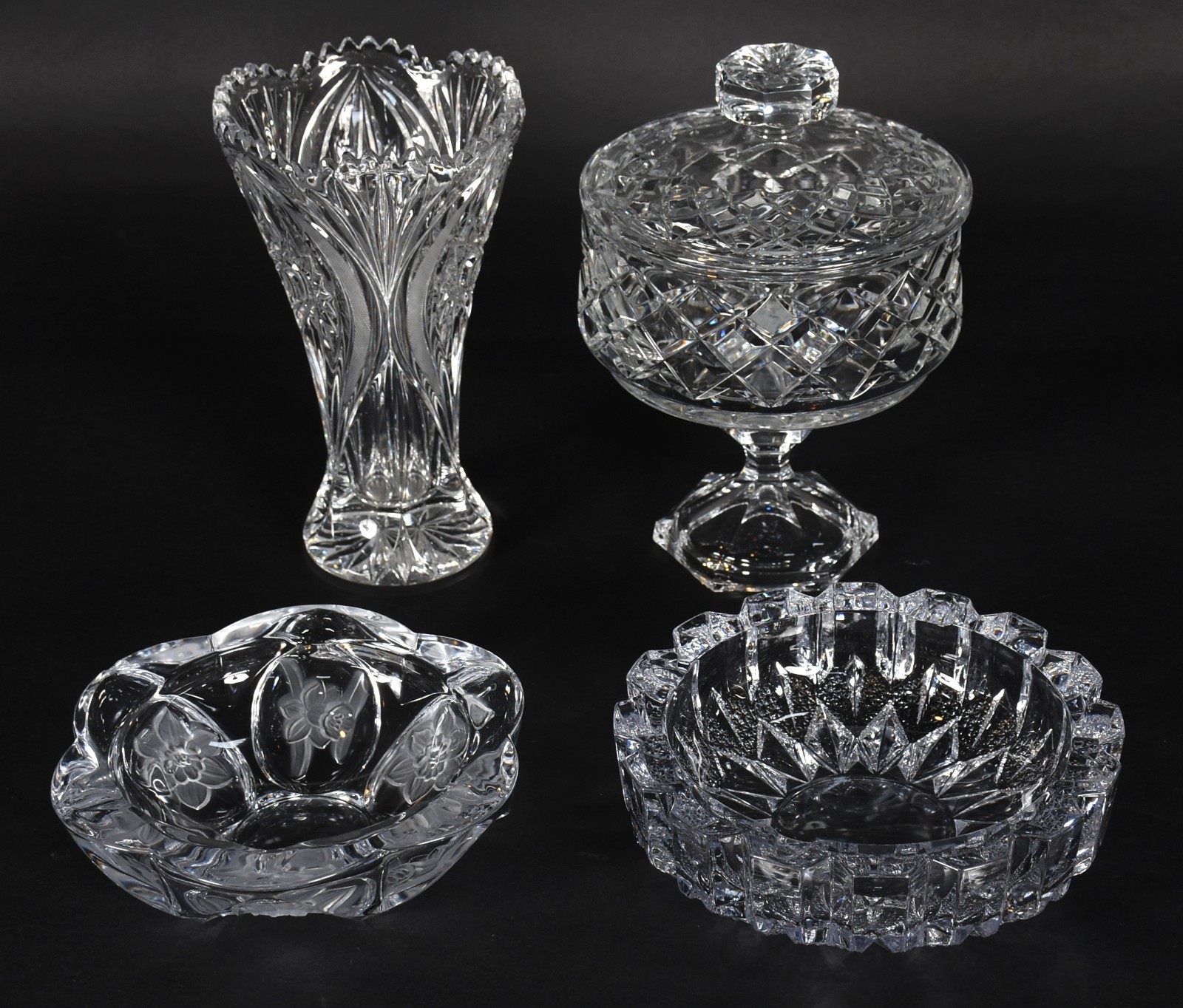 Quatro peças de cristal e vidro lapidado , sendo: vaso, compoteira e... - foto 2 de 6