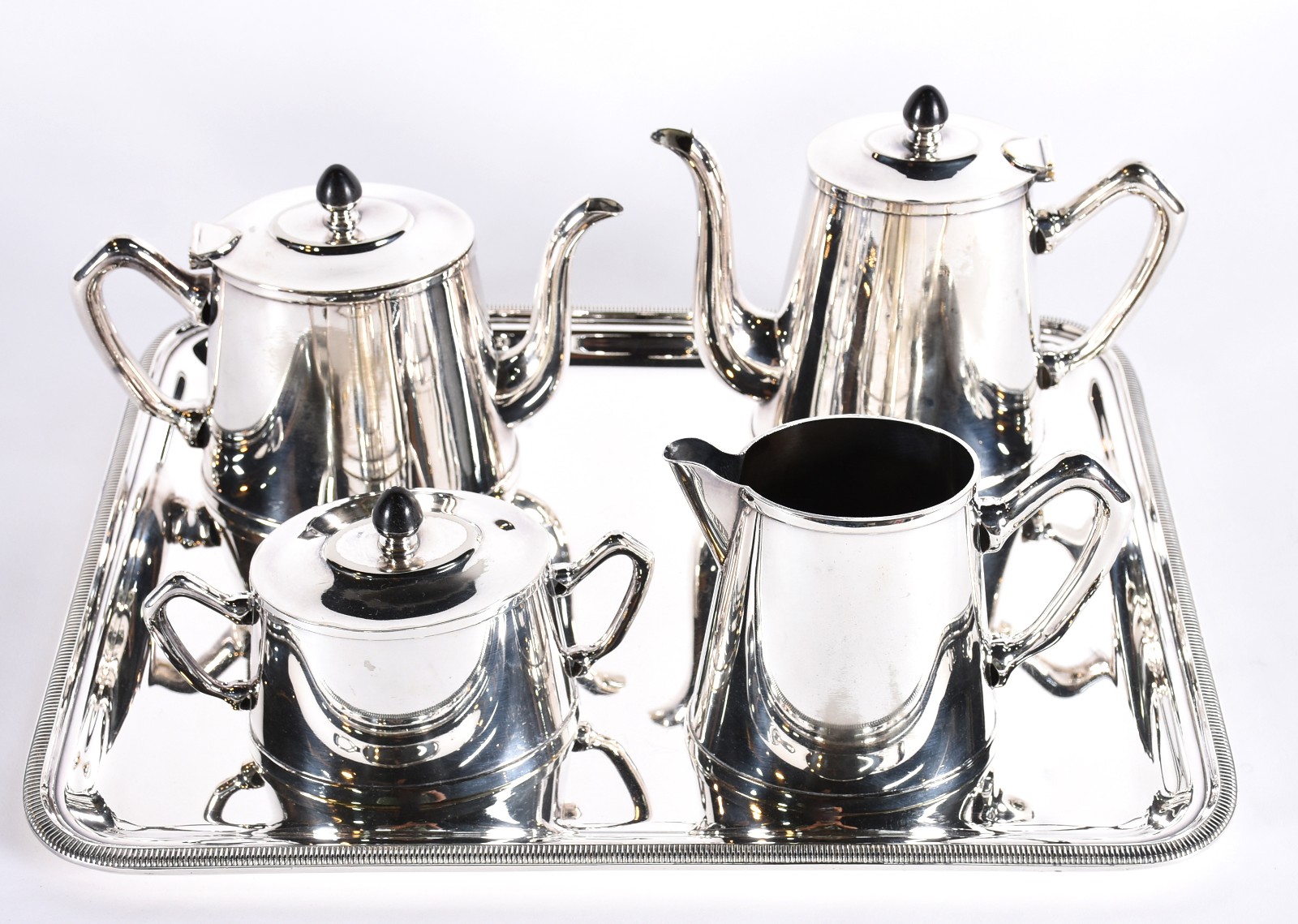 Serviço de chá e café de metal prateado sendo, 2 bules, leiteira e... - foto 2 de 5