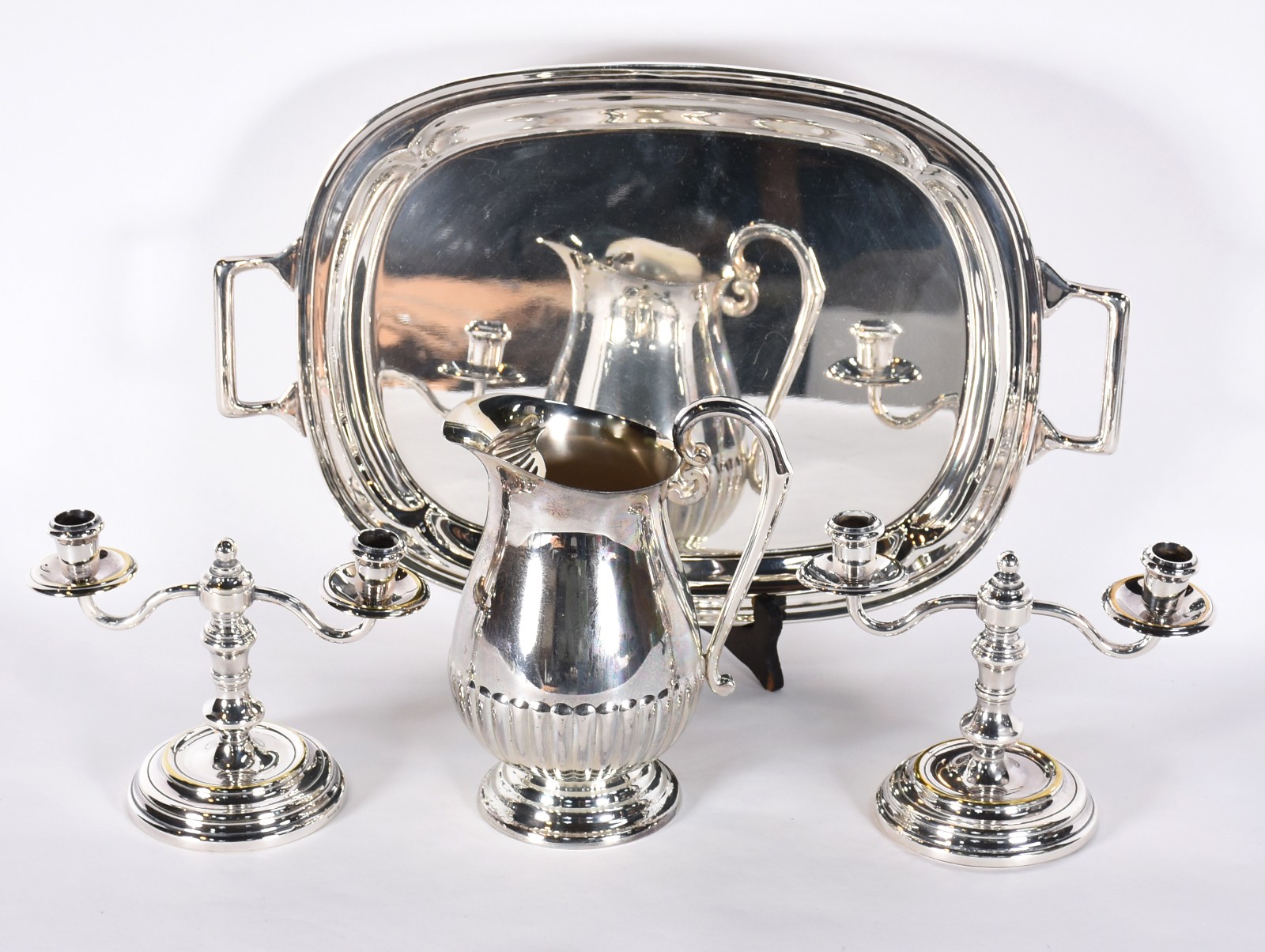 Diversas peças de metal prateado, sendo: par de candelabros para 3... - foto 1 de 5