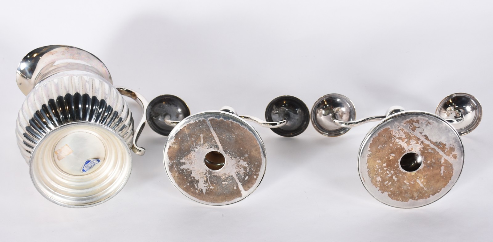 Diversas peças de metal prateado, sendo: par de candelabros para 3... - foto 4 de 5