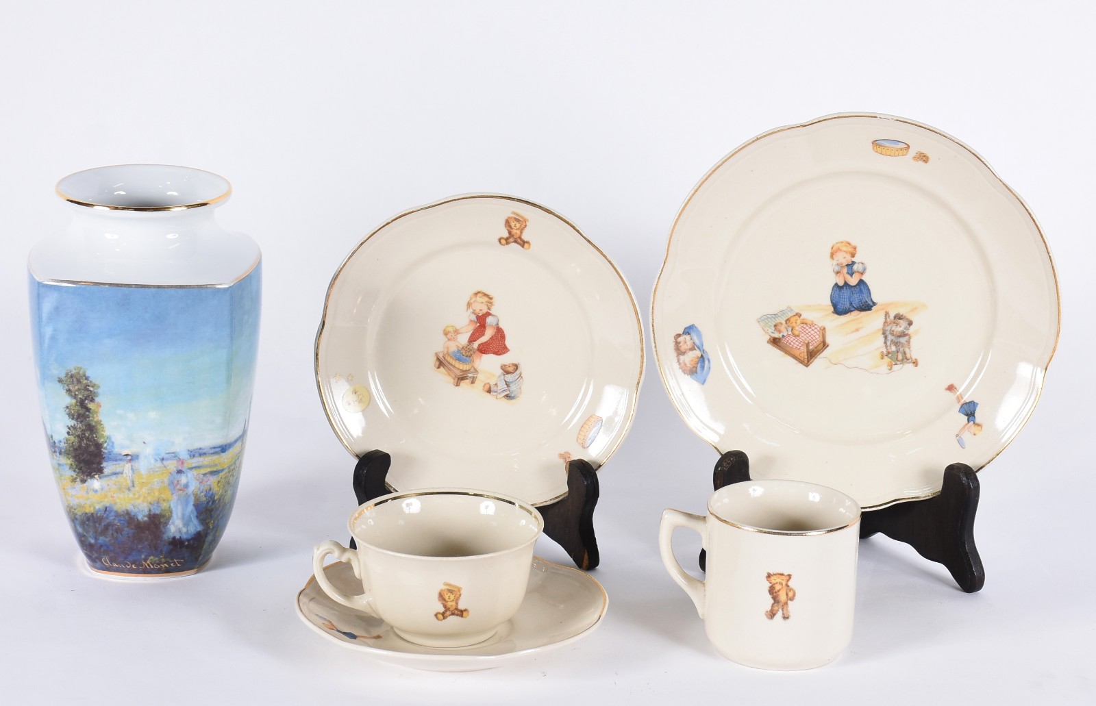 Diversas peças de porcelana, sendo: vaso GOEBER " La Promenade"... - foto 1 de 6