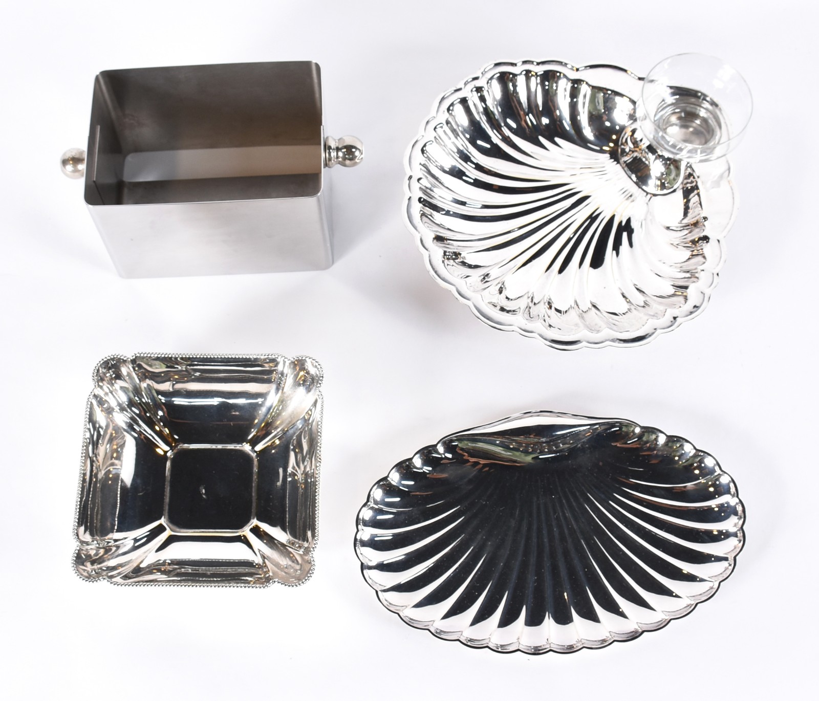 Quatro peças de metal, sendo: 3 porta petiscos concha com recipiente... - foto 1 de 6