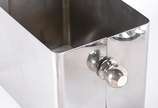 Quatro peças de metal, sendo: 3 porta petiscos ... - Quatro peças de metal, sendo: 3 porta petiscos concha com recipiente, bowl quadrado e porta sorvete inox.