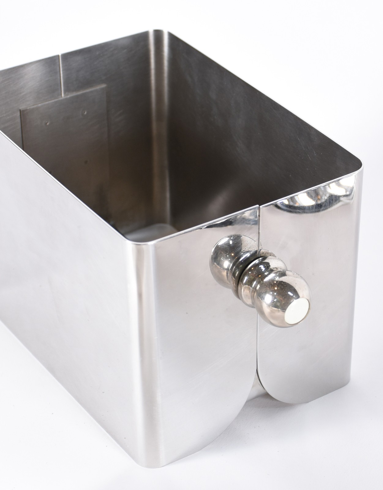 Quatro peças de metal, sendo: 3 porta petiscos concha com recipiente... - foto 4 de 6