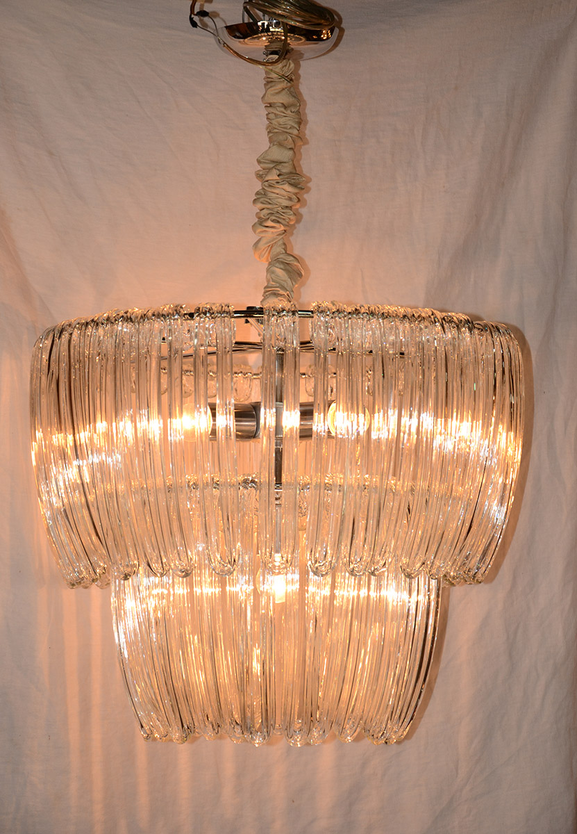 Lustre de metal prateado com placas de vidro. Altura: 80 cm