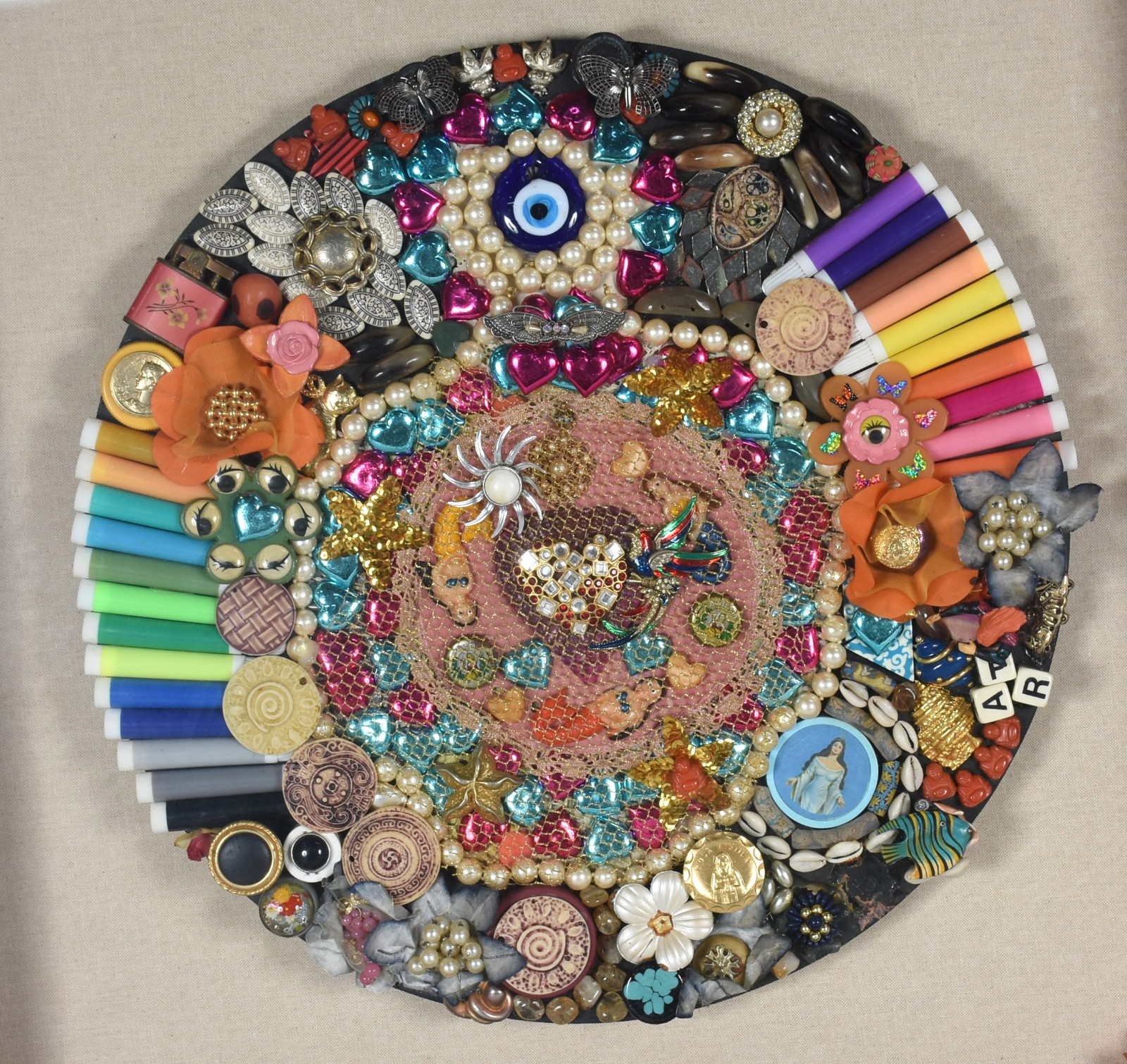 "Mandala", assemblage aplicada sobre madeira, 50 cm diâmetro. Moldura... - foto 1 de 4