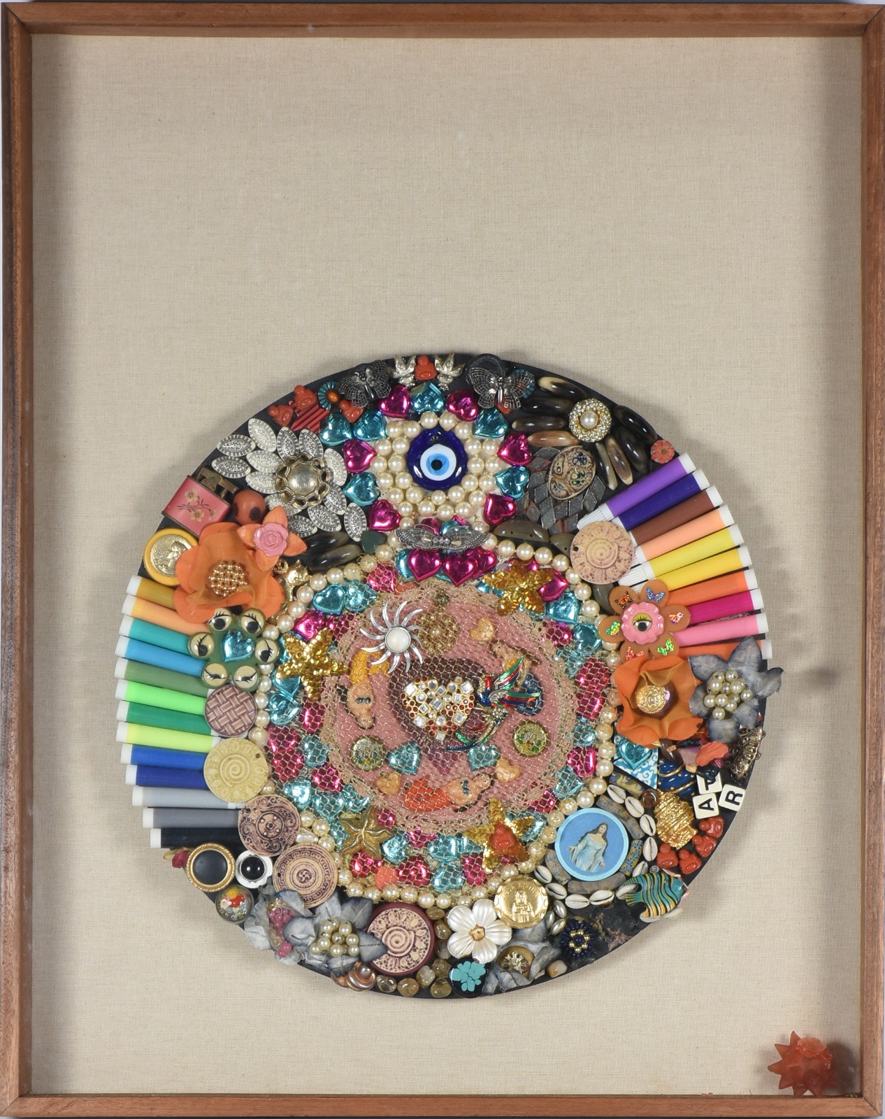 "Mandala", assemblage aplicada sobre madeira, 50 cm diâmetro. Moldura... - foto 2 de 4