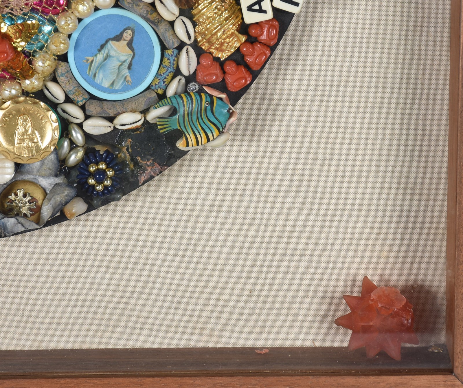 "Mandala", assemblage aplicada sobre madeira, 50 cm diâmetro. Moldura... - foto 3 de 4