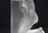 LALIQUE - Estatueta de cristal frances represen... - LALIQUE - Estatueta de cristal frances representando figura feminina. Altura 23 cm. Assinada.