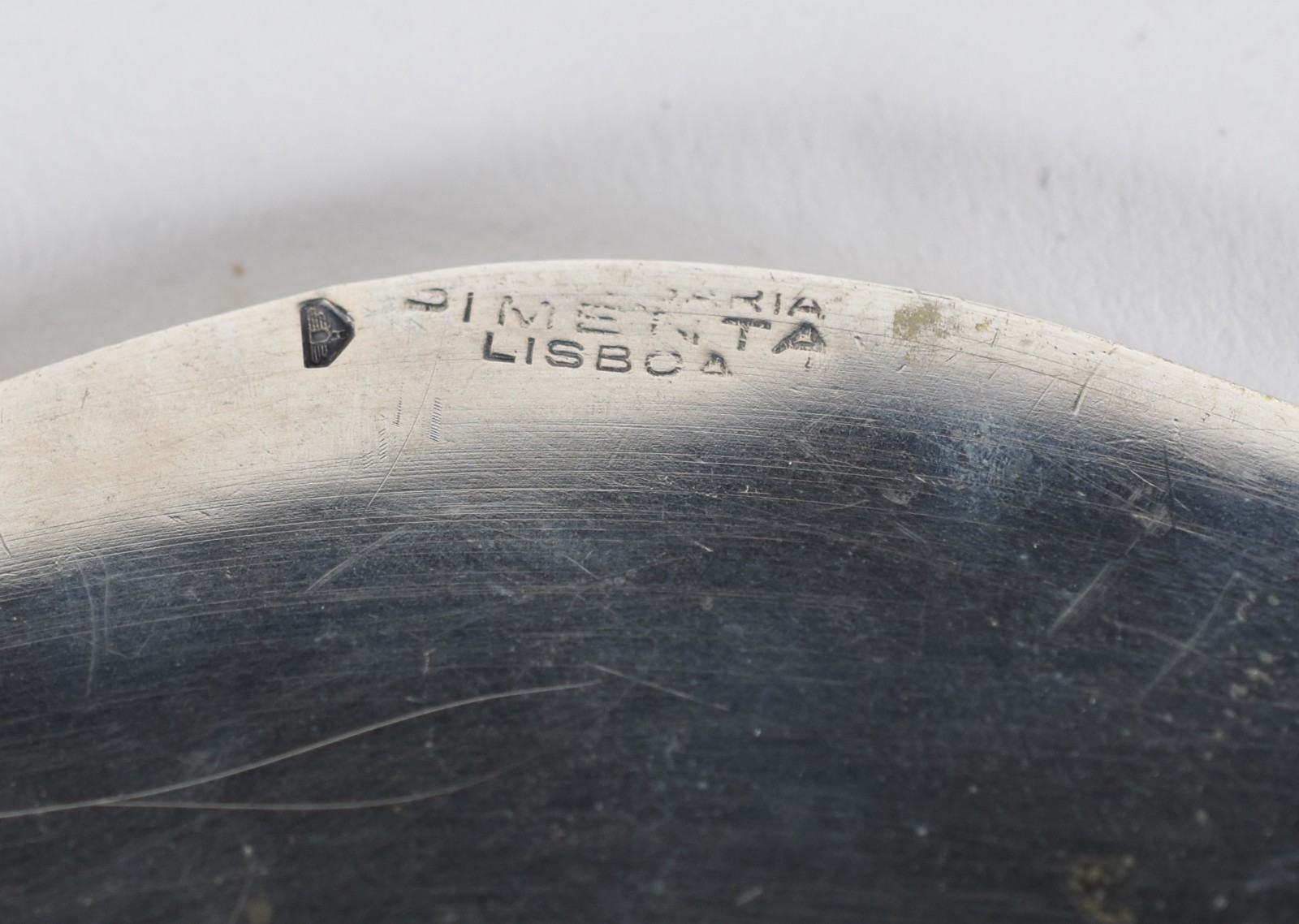 Três peças de prata de lei contrastada, sendo: coador de chá e 2... - foto 6 de 6
