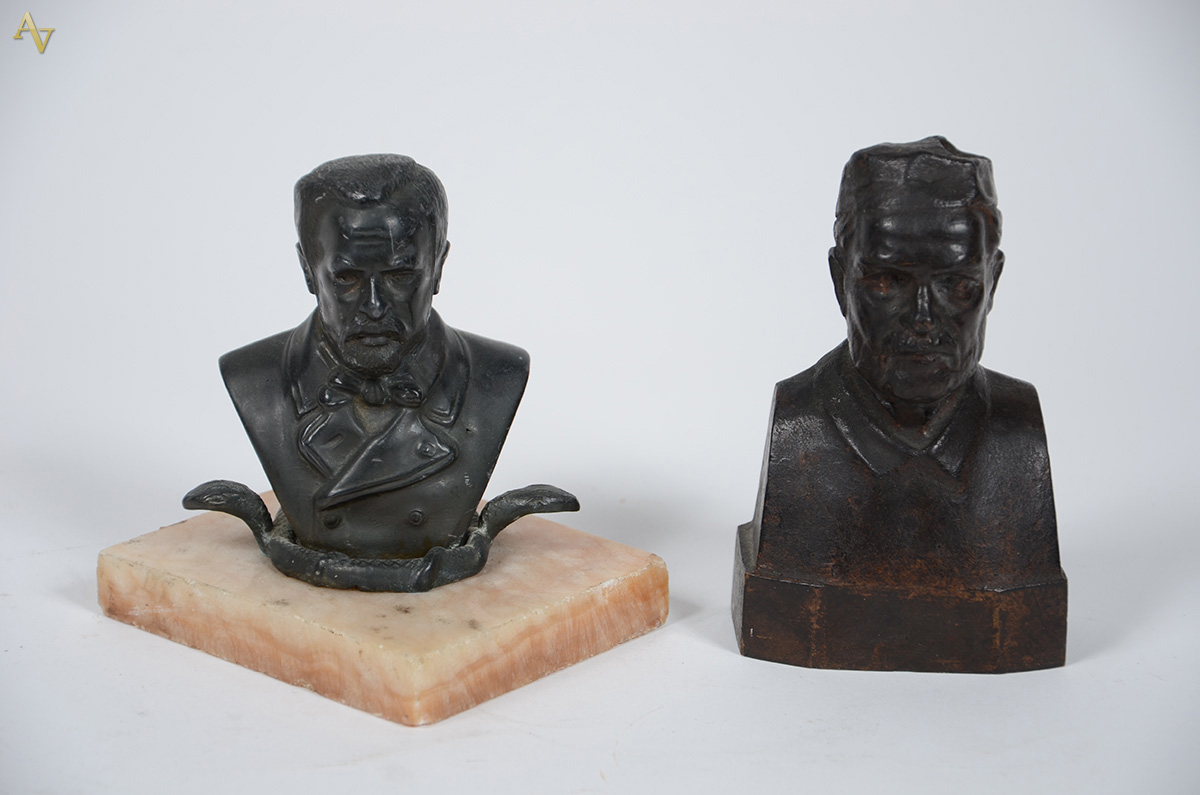 Duas estatuetas de petit bronze representando figuras masculinas... - foto 1 de 2