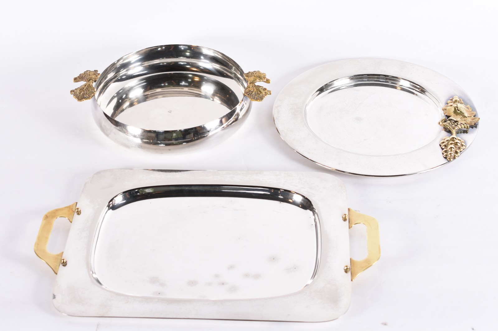 Três peças de metal prateado com detalhes dourados, sendo: saladeira... - foto 1 de 4