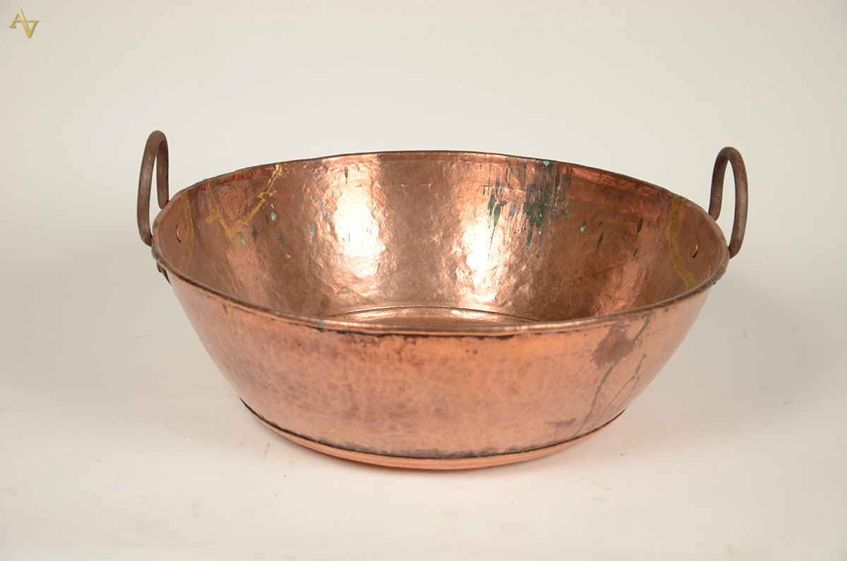 Tacho em cobre. Altura: 20 cm, diâmetro: 60 cm